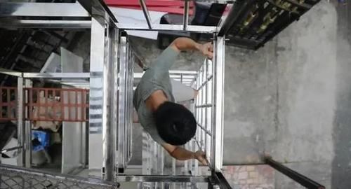  逃生|家里有小孩的别装防盗窗了，新型防盗窗能防盗还能逃生，家家必备
