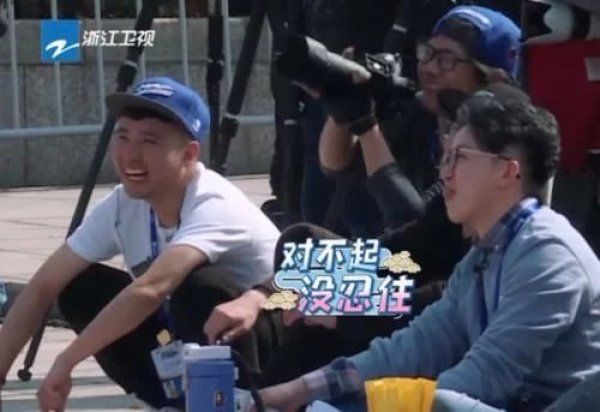 郑恺|郑恺邀女编导坐海盗船,意外暴露女生颜值,网友:这谁不想娶?