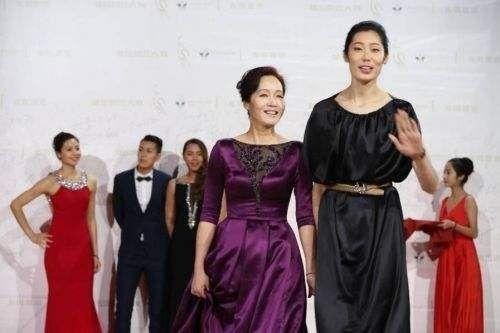  排球|朱婷出身寒门，励志翻身，今年薪高出郎平300万，曾穿白裙遭吐槽