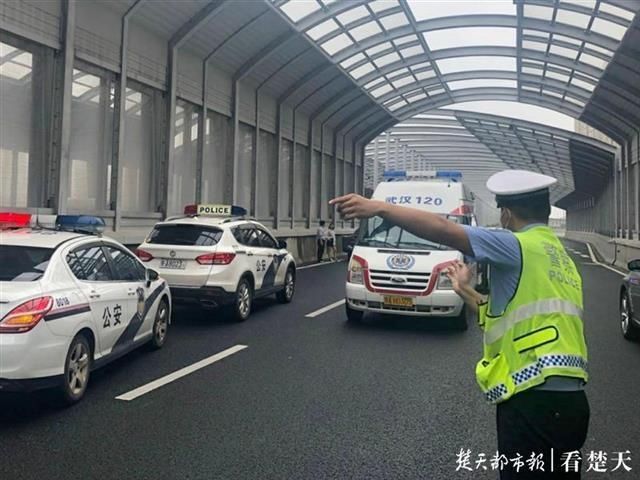  摔破|小伙子骑自行车上二环线快速路摔破头，汉警快骑队员呼叫120及时救治