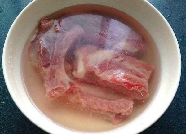  炖排骨|炖排骨，先焯水还是直接炖？都不对，教你一招，肉又香又嫩不干柴