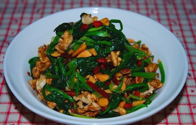 炒鸡蛋|还在用菠菜炒鸡蛋吗?三伏天教你做一道开胃菜,简单易学酸辣爽口