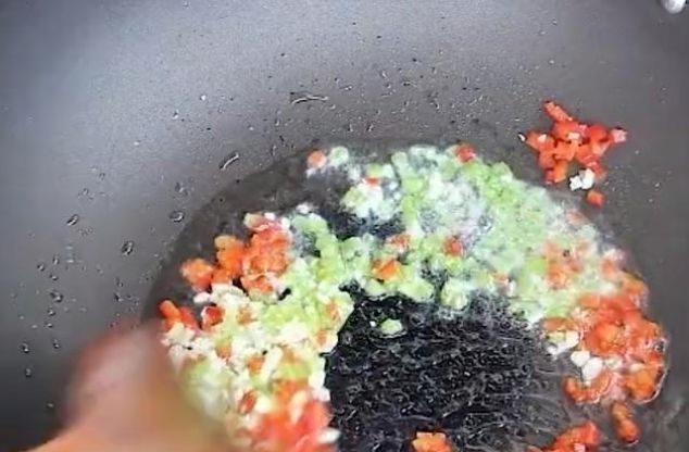 大虾|大虾不要水煮了,教你秘制新吃法,虾壳都不用吐,上桌瞬间被扫光