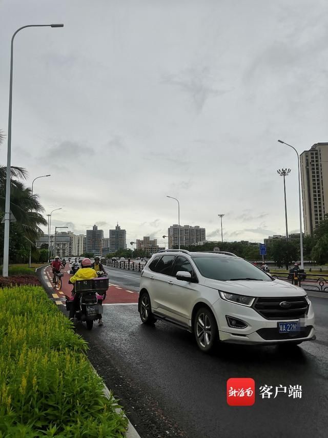 闯红灯、逆行、不戴安全帽……记者走访海口街头发现各种交通乱象不少|不文明交通行为曝光台 | 城市