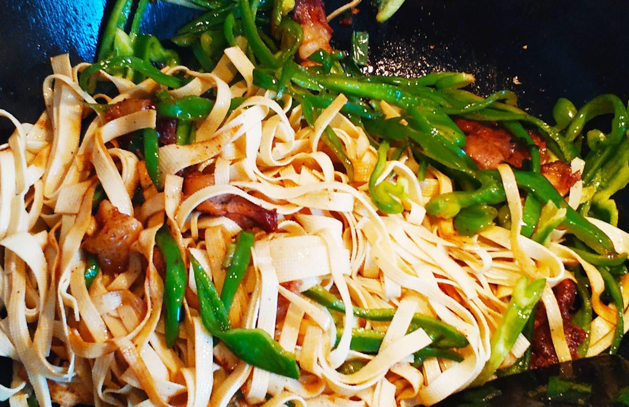  豆腐|美味的尖椒炒干豆腐，简单好做还好吃，你也做做看