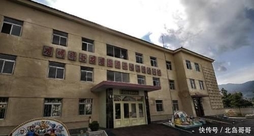 老百姓|朝鲜特色居民楼,沿街一面光鲜,另一面却没涂料,民众的日子舒服