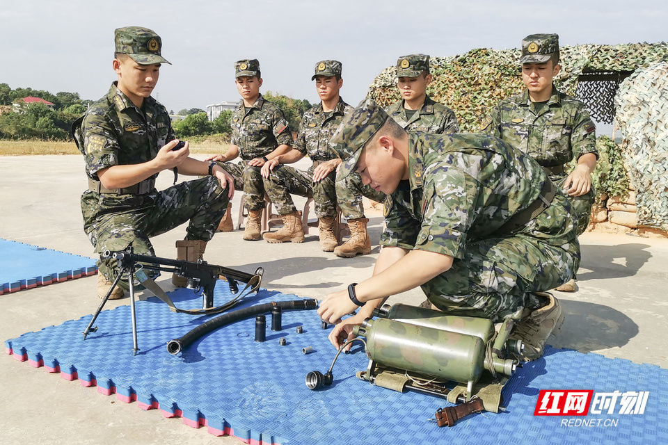 加钢淬火 直击武警湖南总队新兵专业训练现场