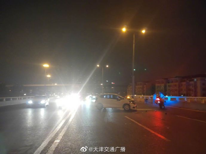  送医|天津 发生三车事故，有人受伤被送医