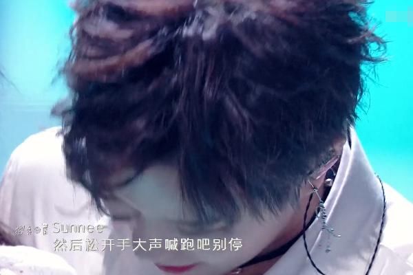  少女|火箭少女最后一场舞台，其他成员都哭了，为何只有杨超越没哭？