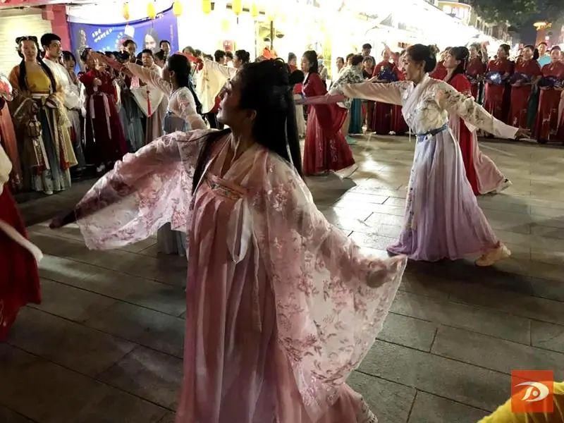  夜市|炫｜体验汉服汉礼 敦煌夜市上演“穿越”秀