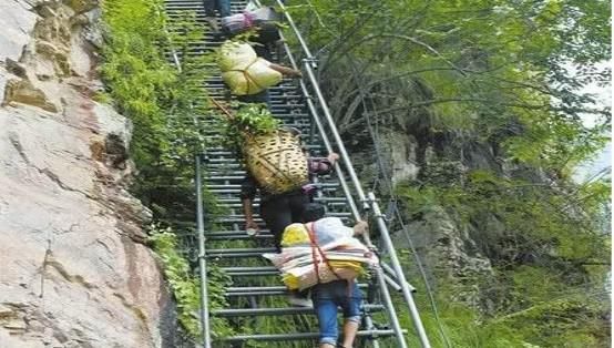  回到|全中国最难回到的家，回家必须攀爬800米的悬崖，当地人已习惯
