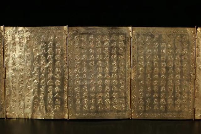  绘制|唐卡用金粉绘制，清代鎏金花丝《佛说善生子经》直接用金银錾刻