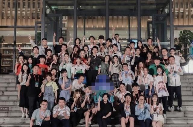  神色|《中餐厅》杀青，赵丽颖合照微笑难掩倦容，疲惫神色惹粉丝心疼