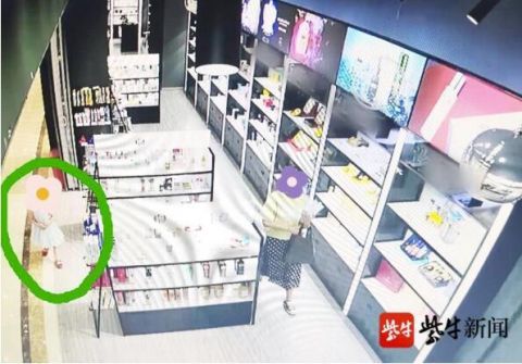 孩子|女子带娃逛商场时偷护肤品,监控看不清她的脸,孩子手里拿着的汉堡辨识度却很高
