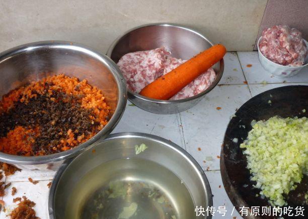 搅拌在一起|饺子馆老板说漏嘴饺子馅里加“一勺它”,鲜嫩多汁,回回不够吃