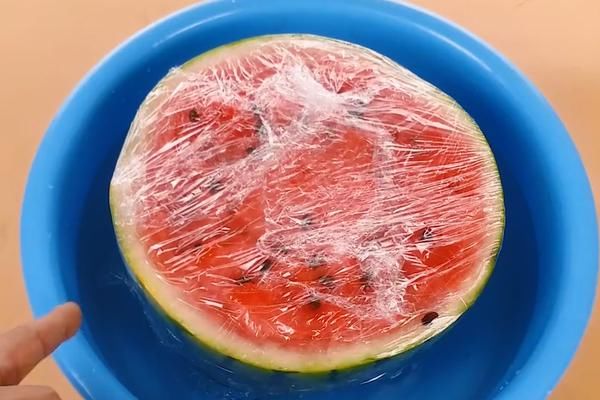  瓜农|切开的西瓜不用放冰箱，老瓜农教我一“土方法”，放7天依旧新鲜