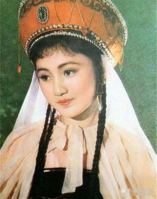  玻璃|曾经绝美容貌遭人嫉妒险被玻璃渣子毁容，如今却自行整成网红脸？