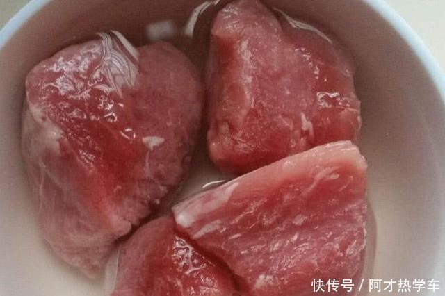  解冻|解冻肉别拿清水泡了，大厨教你一招，10分钟就能化开，特省事