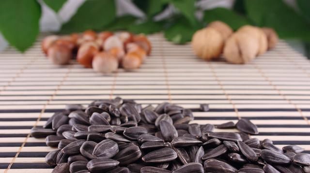 热量|1把瓜子 =1勺油?每天吃1斤瓜子的人怎样了?老人肠子“堵”住了