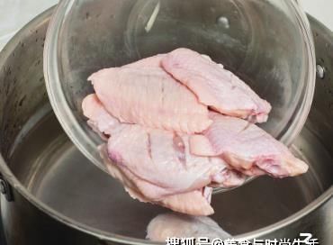 做法|懒人鸡翅做法，不用炒不用油，往锅里一丢，香甜多汁，又嫩又入味