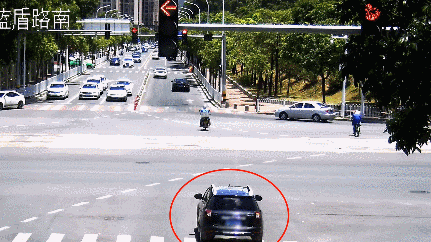  轨道|女司机冲红灯再冲上有轨电车轨道！电车朝她驶来她却停下不动……