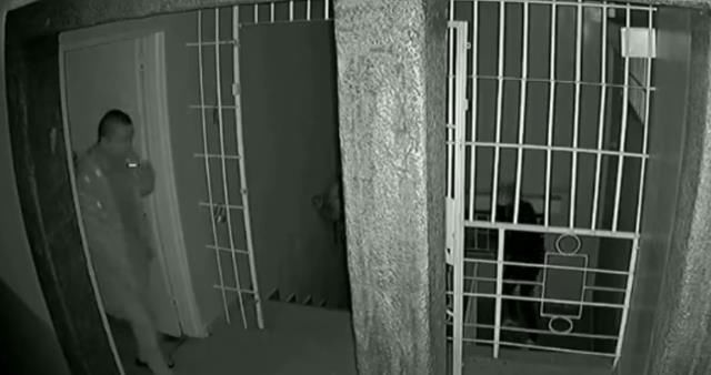 撂倒|华人男子与大批劫匪交火，叼着烟连开十枪，撂倒一人后叫警察洗地