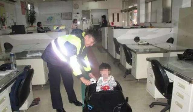  小萌娃|4岁娃开“宝马”过马路，不料被交警叔叔发现，下一秒请憋住别笑