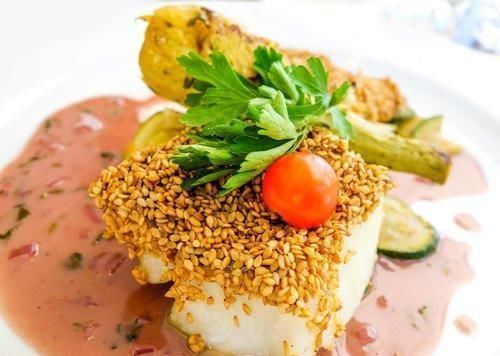 食物|从来不用盘子的餐厅,食物直接倒在桌上,顾客却吃得津津有味