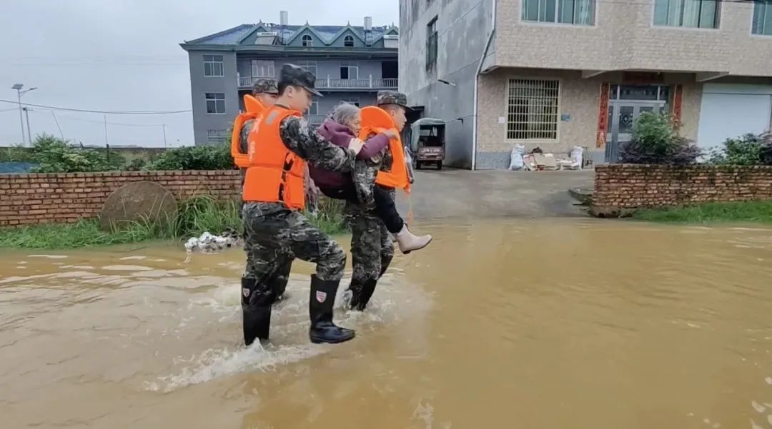 江西多地遭遇特大暴雨，武警紧急驰援！