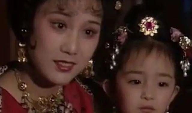  领证|撞脸黄圣依，演过杨幂母亲的李建群，与名导同居27年，为何不领证