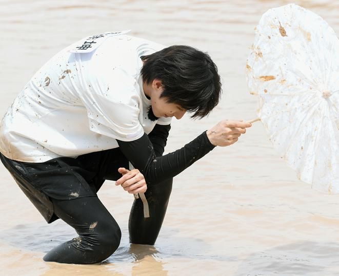  baby|蔡徐坤想牵baby的手被发现，而谁注意他的姿势？爱坤要酸哭了