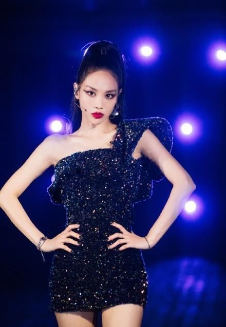  终于|“浪姐”王霏霏终于迎来第一名！舞台造型又A又美，33岁气场大开