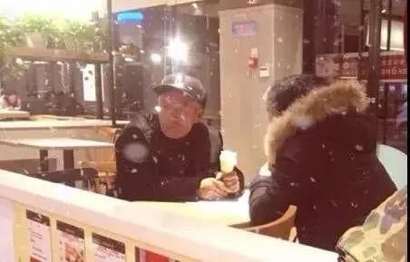 偷拍照|今年七夕，这张偷拍照传疯了，看完泪奔……