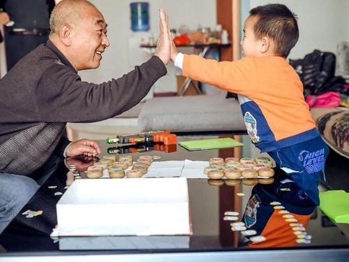 调皮|爷爷带娃逛超市，孩子调皮把鸡蛋打碎了，爷爷的话让店员怀疑人生