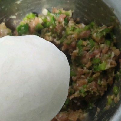 好吃|这道猪肉青椒饺子锅贴，怎么做都好吃