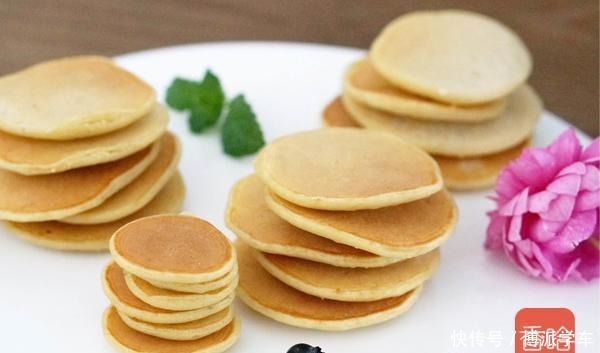 用油|2根香蕉2两面,搅搅烙烙不用油,简单营养又省事,清甜味道香!