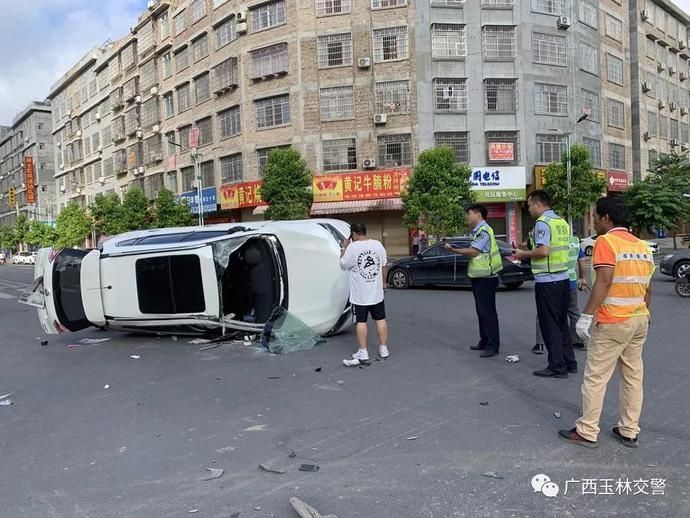  面包车|十字路口互不相让，结果.....丨覆车之戒