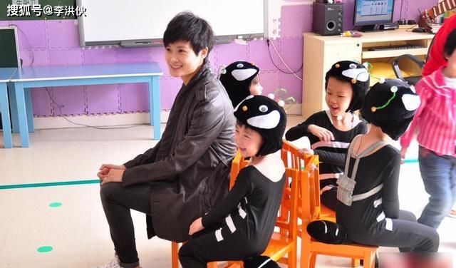  郁可唯|张含韵 郁可唯 许飞 李斯丹妮，这些超女还是选手，李宇春已成导师