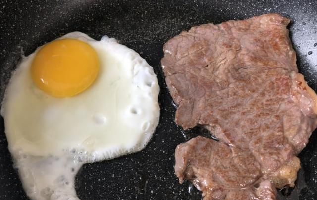  半生|吃牛排时，为何旁边要放一颗“半生”煎蛋，不懂别乱吃，会闹笑话