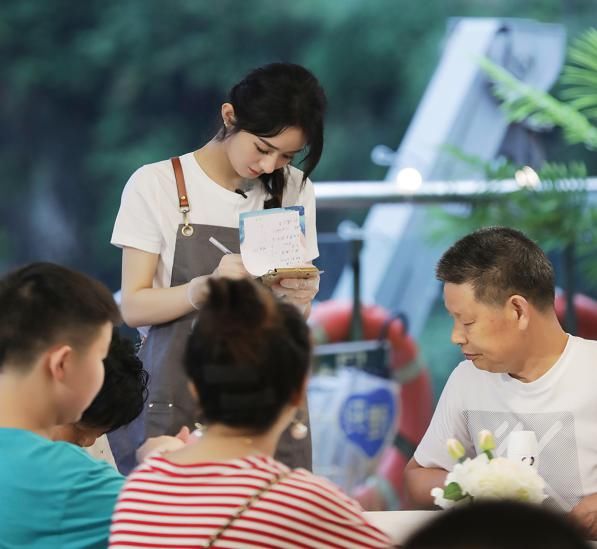  踢出|粉丝开撕节目组后，赵丽颖被踢出宣传图？了解事情真相，粉丝没做错