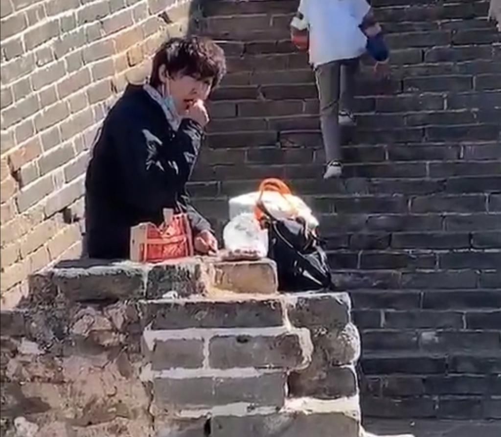 瓜子皮|女游客在司马台长城随地乱吐瓜子皮,我行我素不听网友劝阻