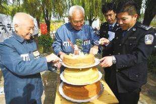 被判|那些被判无期徒刑的犯人,年迈后还要继续劳动吗?真相令人很心酸