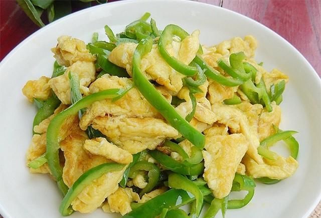 鸡蛋打入碗|青椒炒鸡蛋的12种做法，黄绿搭配色彩美观，口味鲜香营养丰富