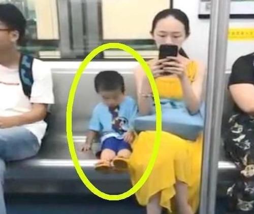 真的|两个小男孩坐车，看了他们举止，网友纷纷感叹：家教真的很重要