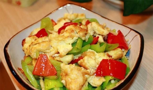  鸡蛋打入碗|青椒炒鸡蛋的12种做法，黄绿搭配色彩美观，口味鲜香营养丰富