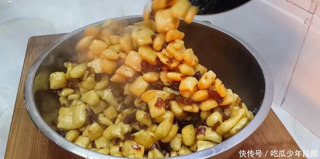 零食|5个鸡蛋,1斤面粉,锅里一炒,做出创意小零食,比蛋糕好吃十倍