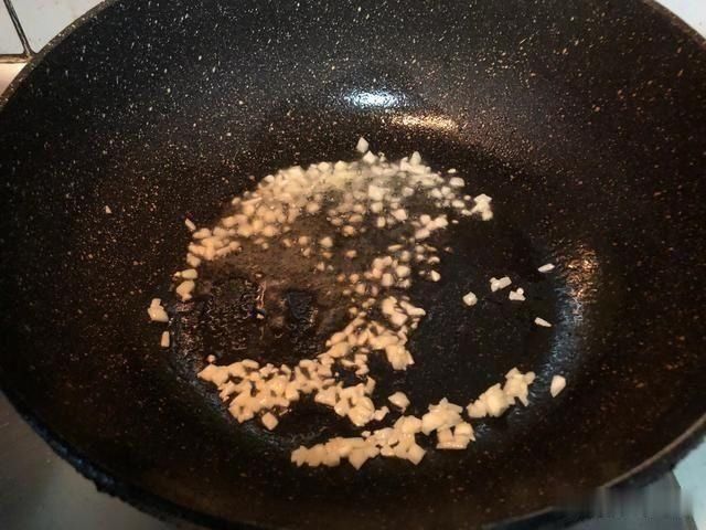 翠绿|生菜这么做翠绿爽脆，苦味减少鲜香加倍，十分钟上桌，一盘不够分