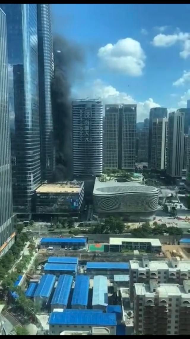  广场|深圳中心区一广场起火，浓烟十数层楼高，系建材发生燃烧