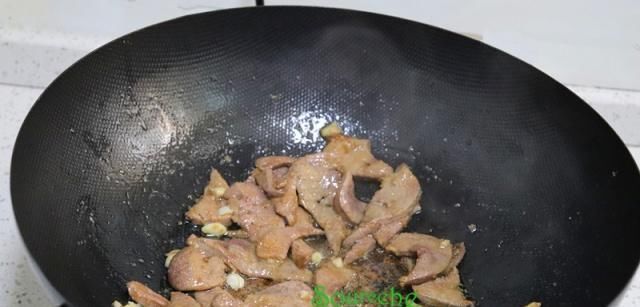  抢光|夏天就馋这瓜, 我家三天两头就吃它, 每次炒一盘, 端上桌就抢光!