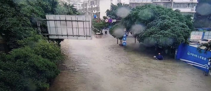 371所学校停课！国内一地突降暴雨，未来可能出现超警洪水……